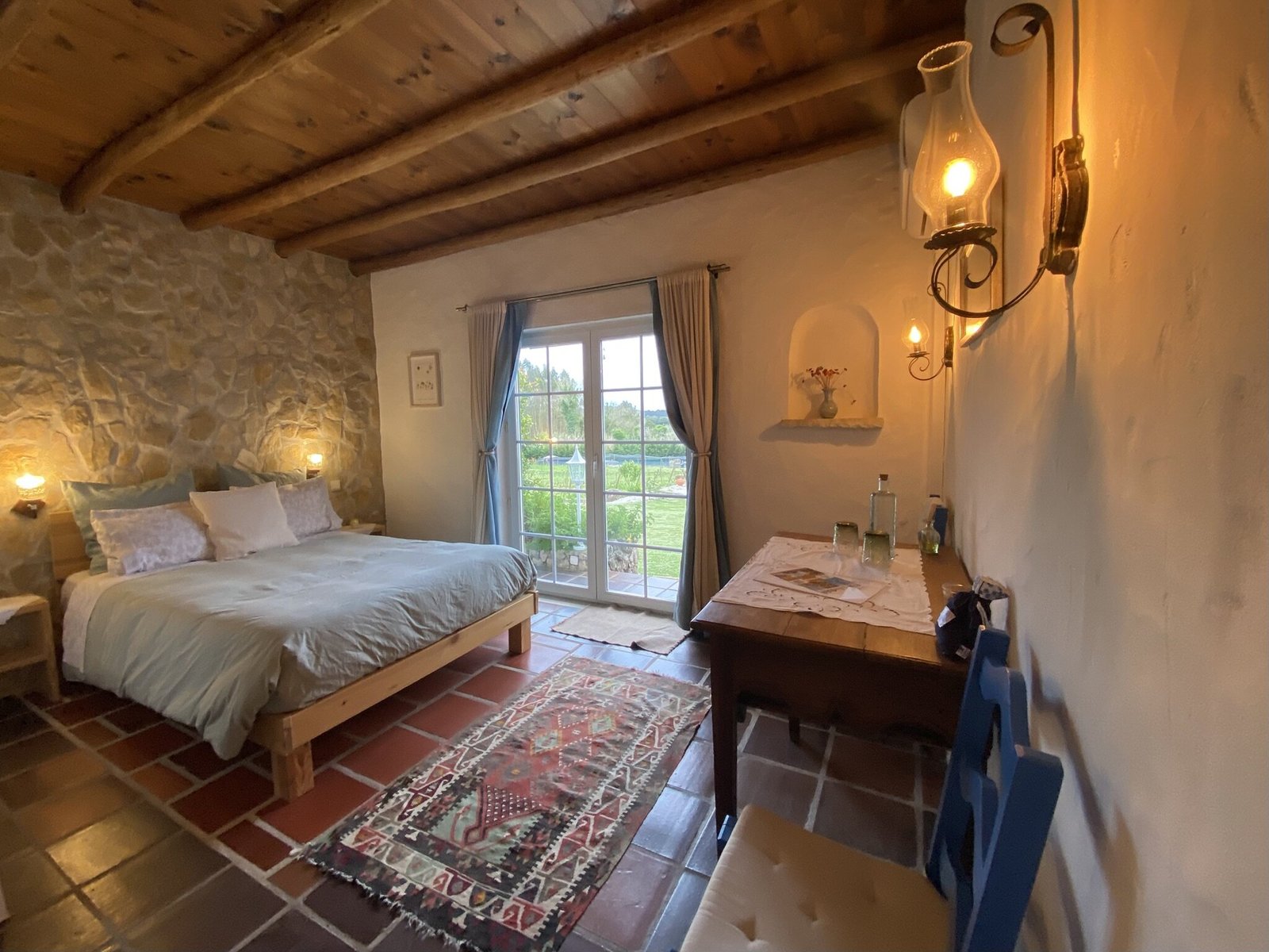Quinta Mourada - Casa branca com flores